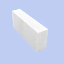 Pojedynczy, biały blok z betonu komórkowego, widoczna porowata struktura, prezentowany na jednolitym, jasnoniebieskim tle.